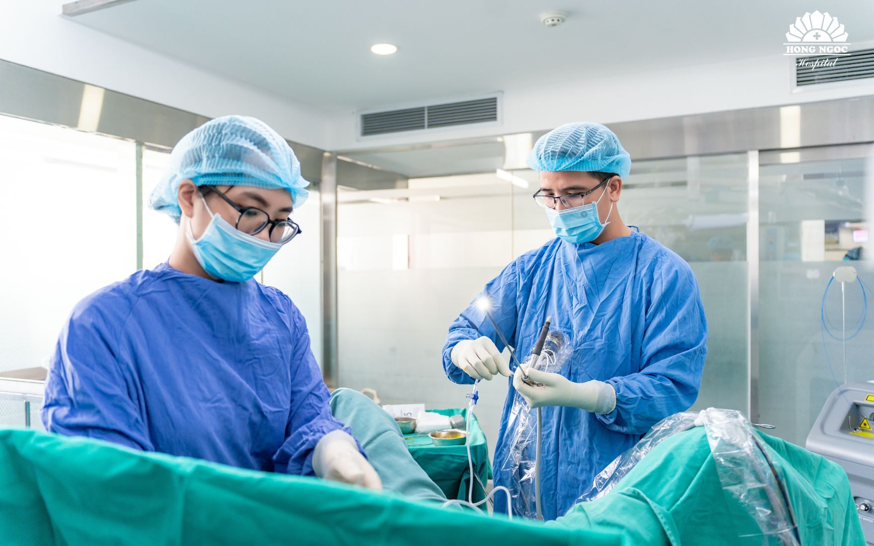 The retrograde endoscopic laser lithotripsy technique does not require any surgical incision on the body.