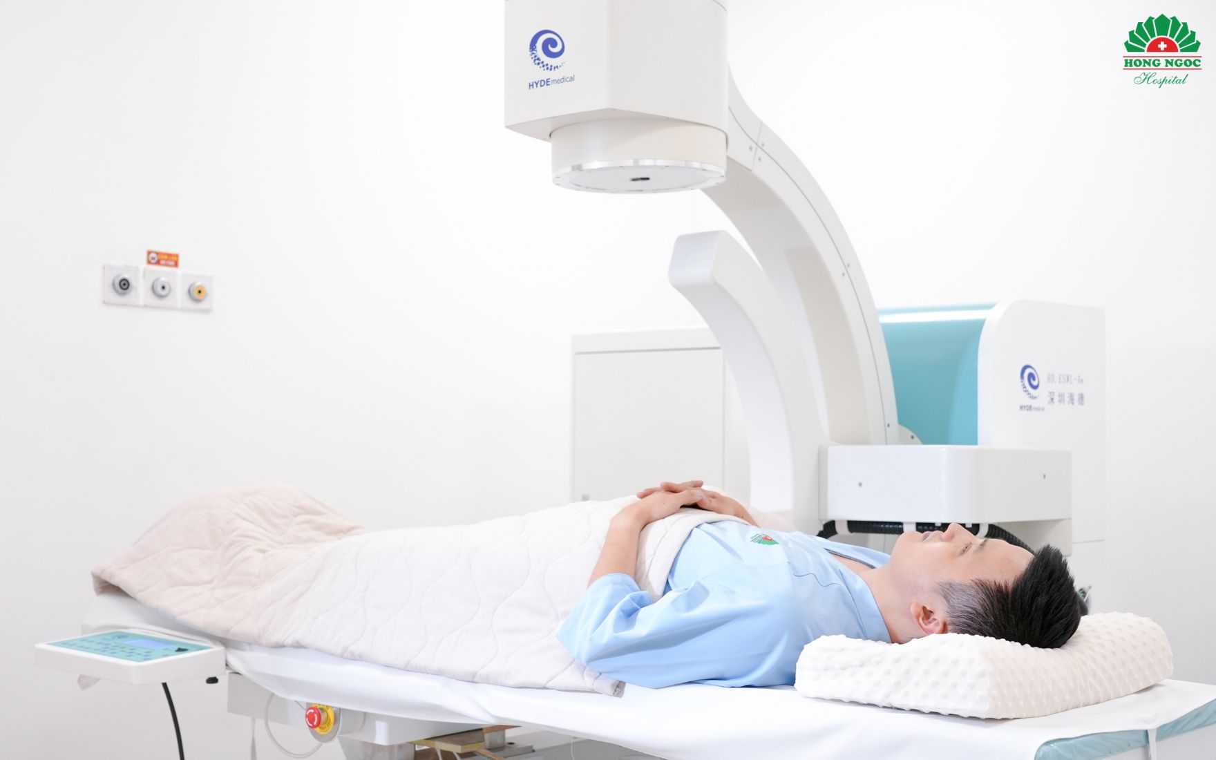 With extracorporeal shock wave lithotripsy (ESWL), hospitalization is not required.