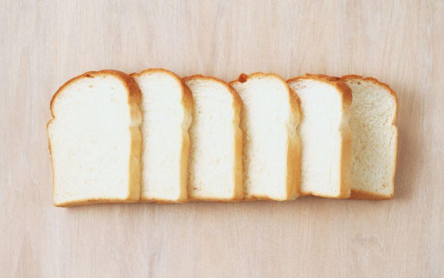 Gluten trong bánh mì trắng kích hoạt phản ứng miễn dịch bất lợi ở một số bệnh nhân viêm tuyến giáp tự miễn.