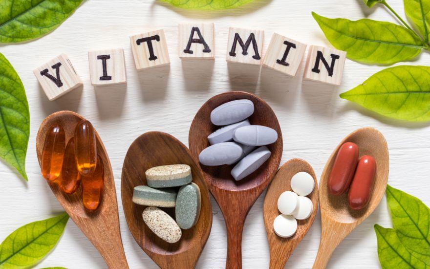 Người lớn tuổi hoặc người mắc bệnh lý nhãn khoa mạn tính cần tham vấn ý kiến bác sĩ trước khi sử dụng viên uống bổ sung vitamin.