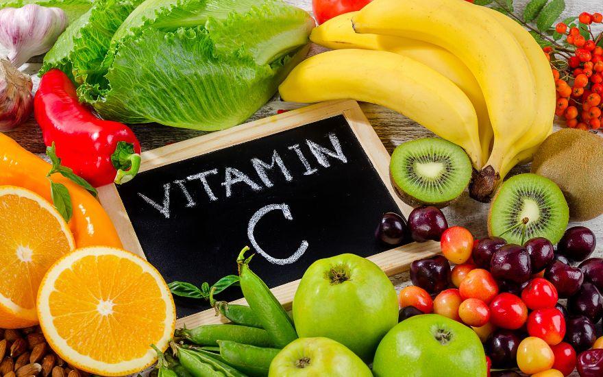 Vitamin C là chất chống oxy hóa mạnh mẽ giúp bảo vệ hệ thống mao mạch trong mắt khỏi sự tấn công của tia cực tím.
