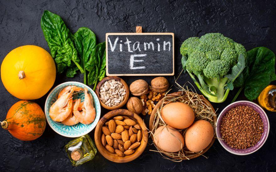 Vitamin E có trong các loại hạt và dầu thực vật giúp bảo vệ tế bào võng mạc, làm chậm quá trình thoái hóa điểm vàng.