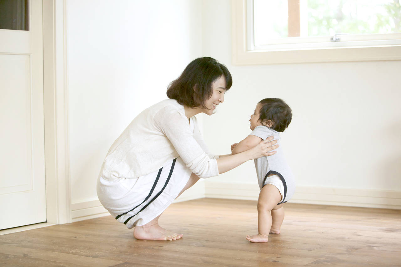 bé tập đứng