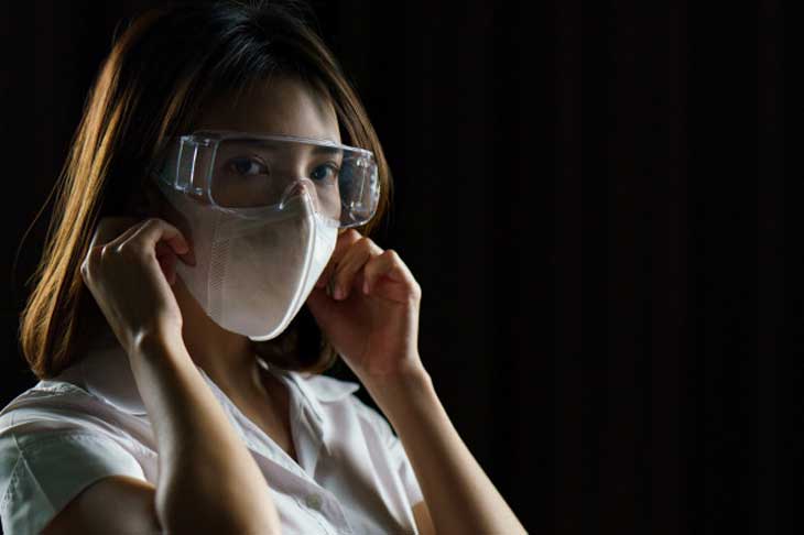 Đeo kính bảo hộ