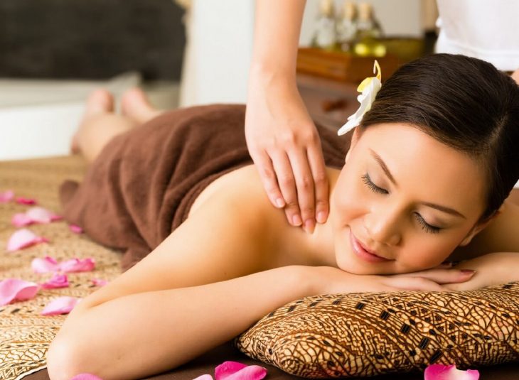 chườm nóng và massage