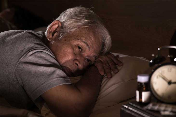 Người cao tuổi mất ngủ