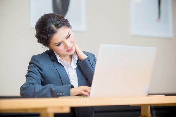 ngồi sai tư thế dẫn đến đau cổ