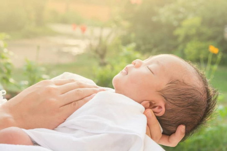 Tắm nắng cho bé để tận hưởng nguồn vitamin D 