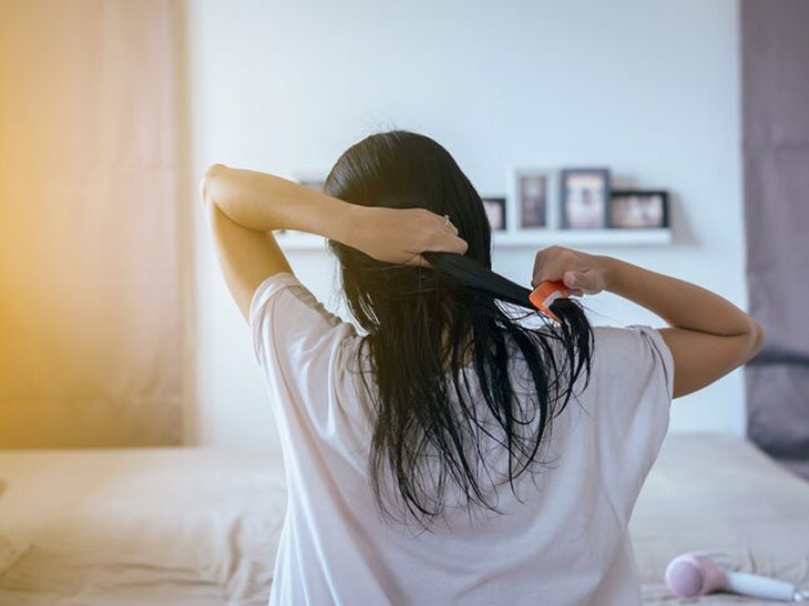 để tóc ướt khi đi ngủ