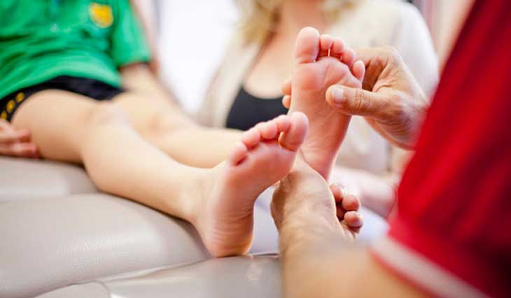 trẻ em nhức mỏi chân