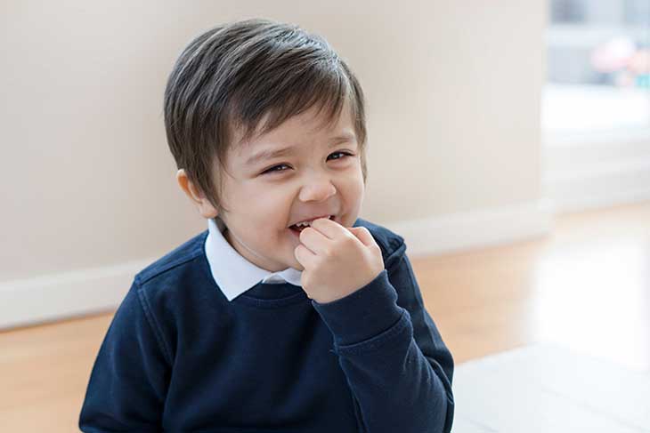Trẻ nhỏ cắn móng tay
