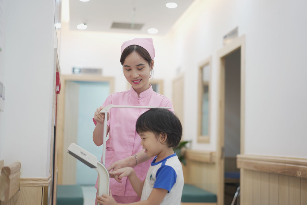 Khám chuyên khoa Nhi để theo dõi sự phát triển về chiều cao, cân nặng...