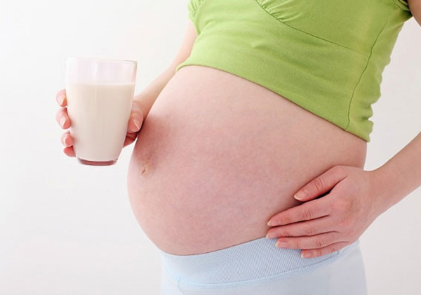 Mẹ bầu nên hạn chế uống sữa tươi nếu đang bị tiêu chảy khi mang thai