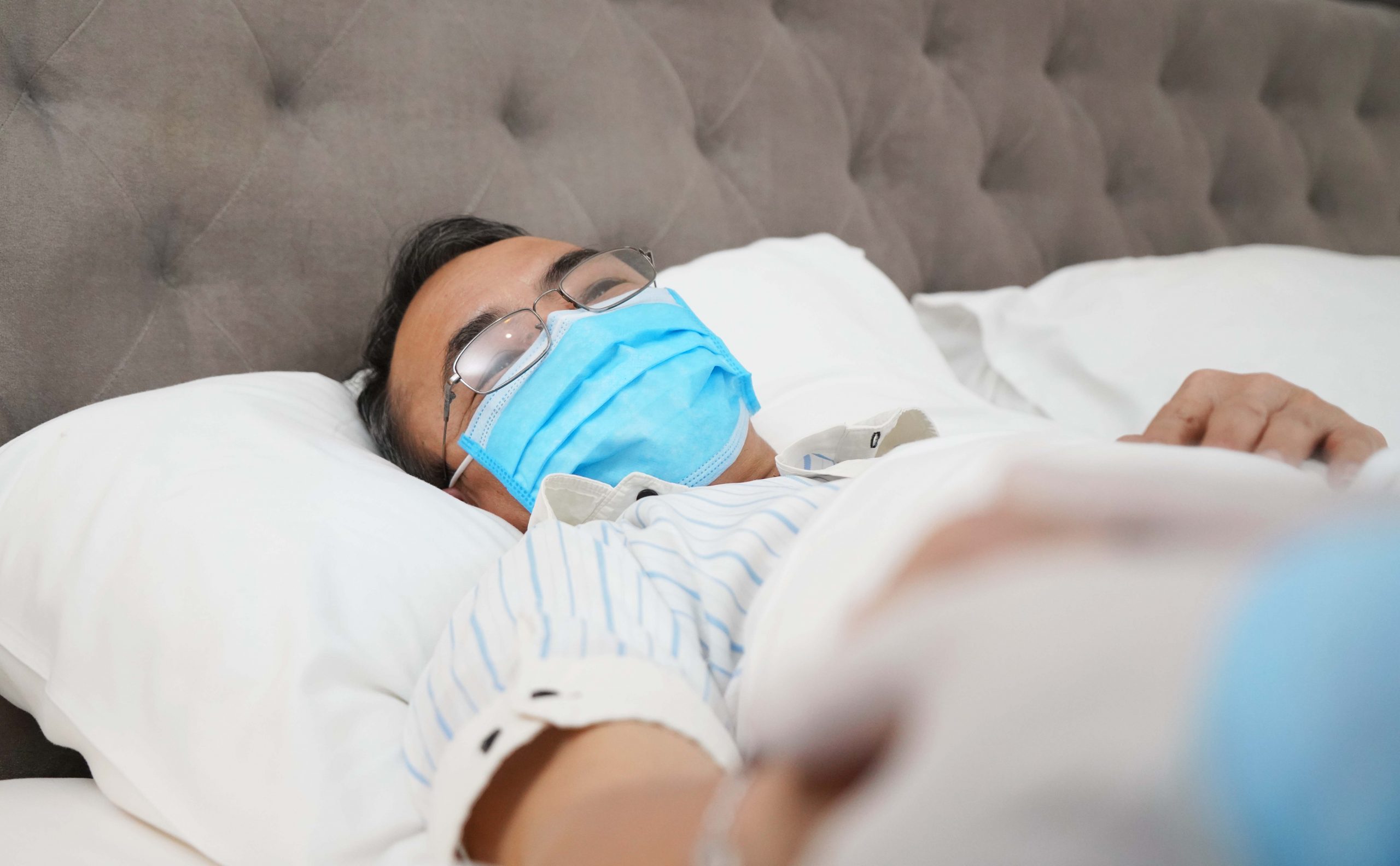 người cao tuổi đưuọc chăm sóc sức khỏe tại nhà