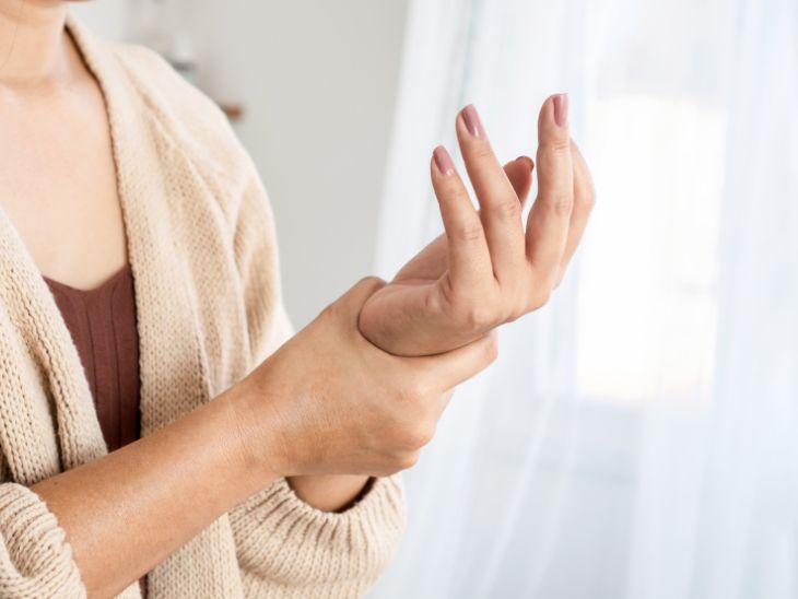 Tình trạng bà bầu tê tay có thể do khớp dịch chuyển