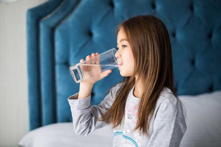 trẻ buồn nôn phải làm sao