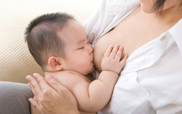 Dấu hiệu bé đòi bú
