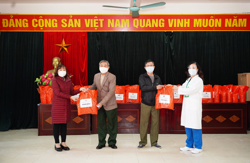 BV Hồng Ngọc trao tặng 300 suất quà Tết 