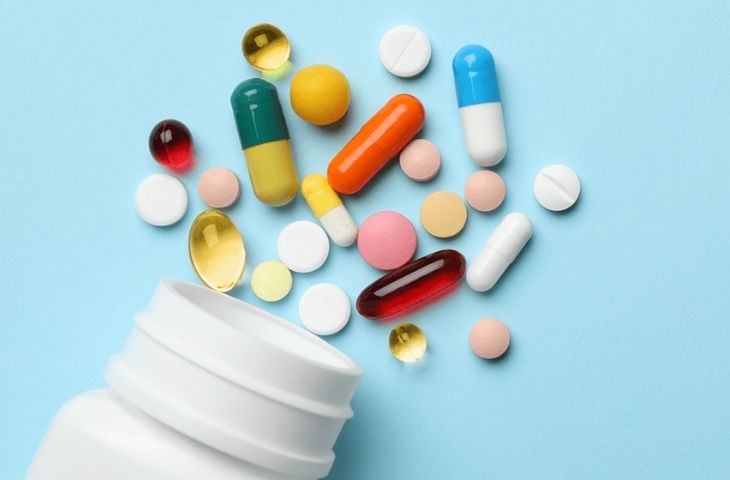 Sử dụng thuốc điều trị COVID-19 có thể gây tác dụng phụ là đau lưng