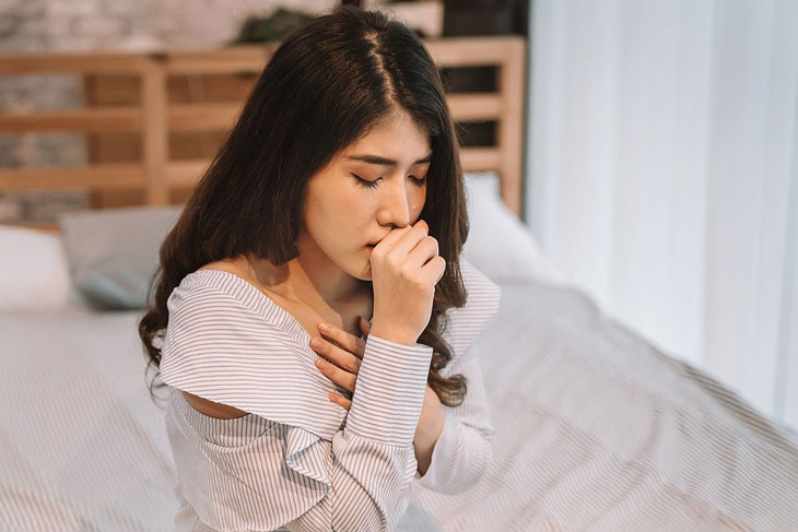 Người mắc di chứng hậu COVID-19 phổi yếu nên tránh tiếp xúc với khói bụi, không khí ô nhiễm sẽ kích ứng gây ho, khó thở