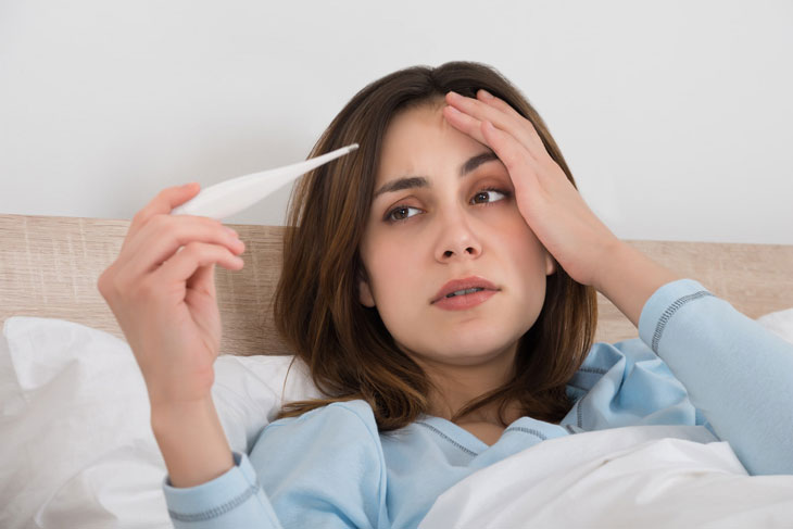 Triệu chứng sốt cao kéo dài khi nhiễm COVID - 19 có thể là nguyên nhân chính gây rụng tóc