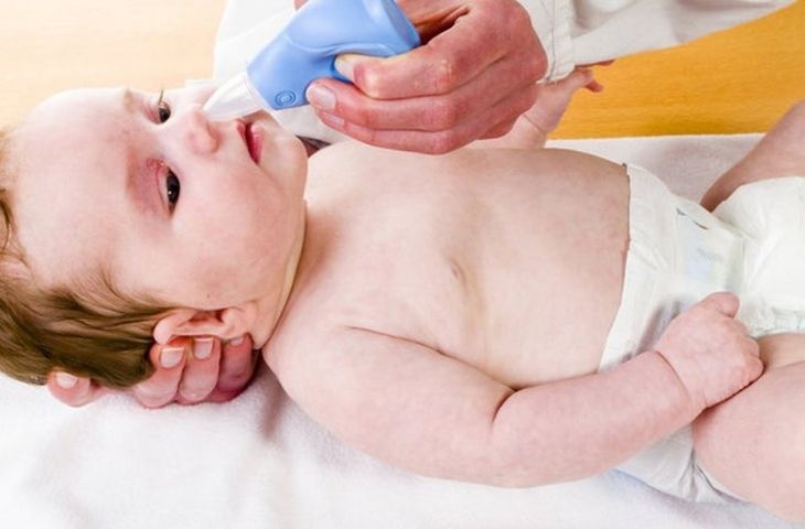 Nên làm gì khi bé bị ho sổ mũi?