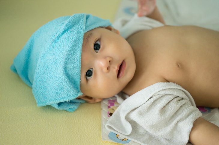 Hướng dẫn chăm sóc trẻ bị tay chân miệng đúng cách tại nhà để nhanh khỏi bệnh