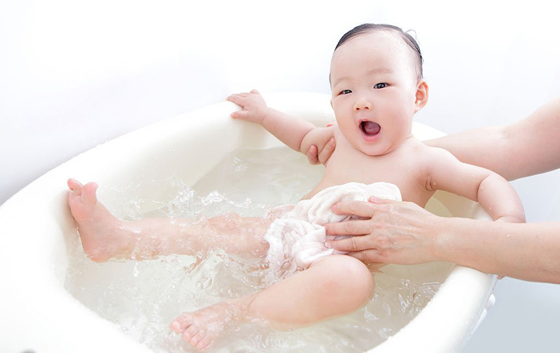 Hướng dẫn chăm sóc trẻ bị tay chân miệng đúng cách tại nhà để nhanh khỏi bệnh