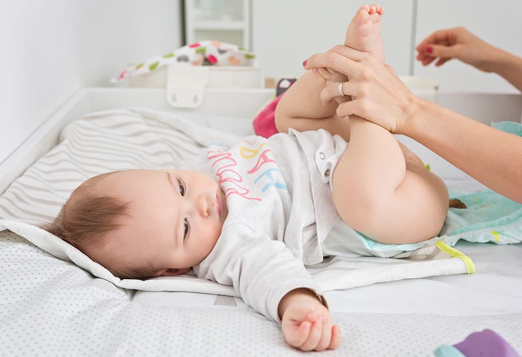 Trẻ 1 tháng tuổi bị táo bón: Cha mẹ cần xử trí như thế nào?