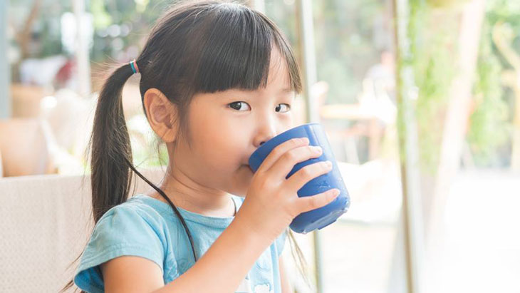 trẻ 4 tuổi bị táo bón lâu ngày 