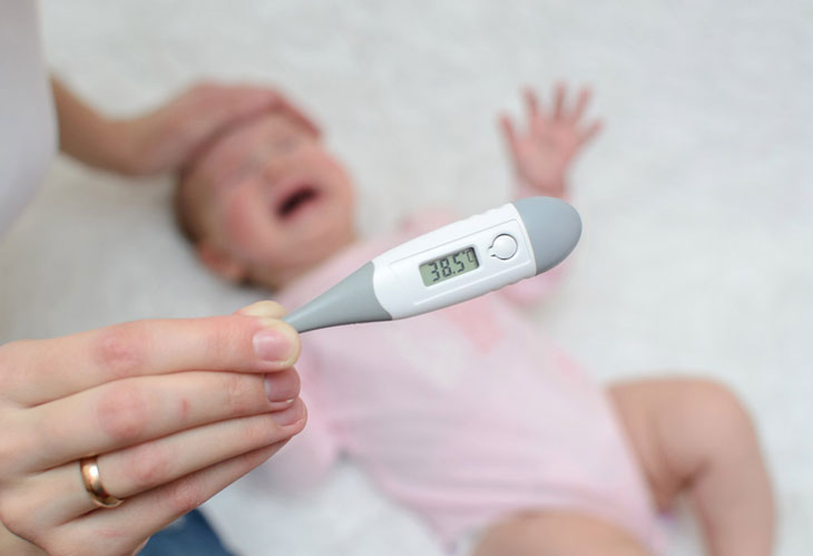 trẻ bị táo bón có bị sốt không