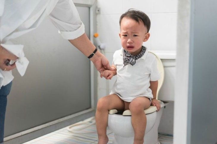 trẻ bị táo bón có bị sốt không