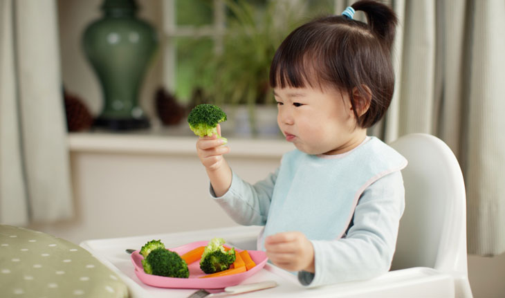 trẻ bị táo bón có bị sốt không