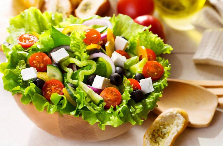 Người bị gút nên ăn nhiều rau xanh, trái cây