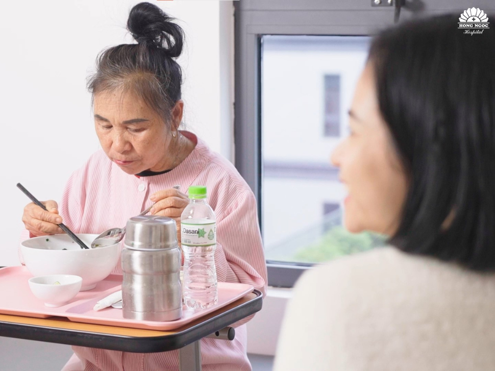 Nhìn mẹ ăn bát phở ngon lành như chưa bao giờ từng được ăn, con gái bà Loan cười tươi hạnh phúc.