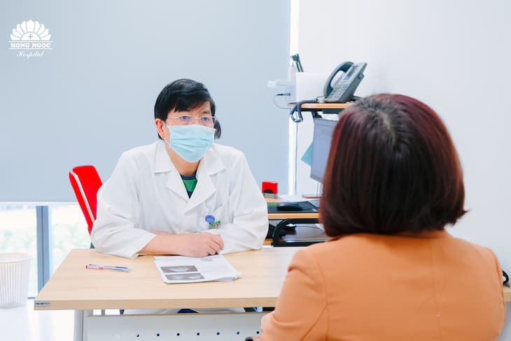 People’s Physician, Assoc. Prof. Dr. Nguyễn Xuân Hùng examining and consulting with a patient.