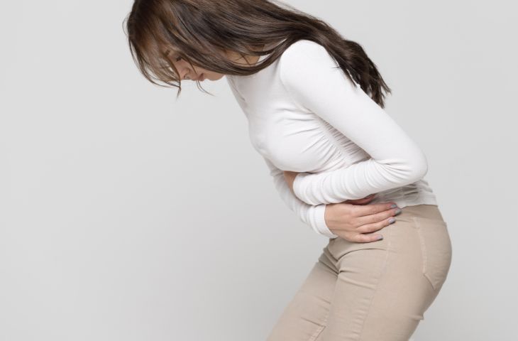 Đau bụng dưới là dấu hiệu thường thấy khi bị viêm cổ tử cung
