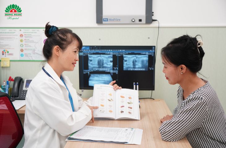 Bác sĩ tư vấn chăm sóc bệnh nhân ung thu tuyến giáp