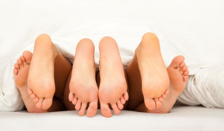 Quan hệ với nhiều bạn tình cùng lúc là nguyên nhân gây viêm cổ tử cung