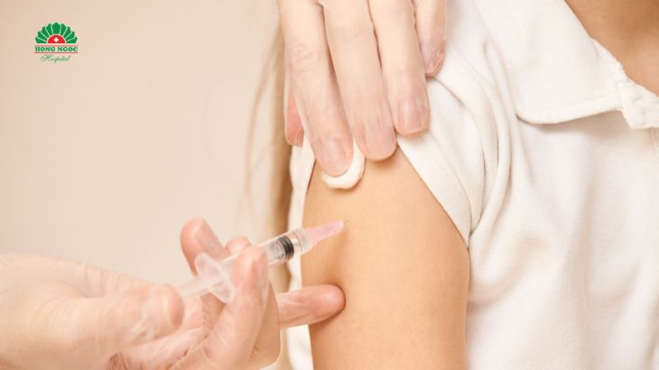 伤寒疫苗应 肌肉注射于上臂，禁止静脉注射。