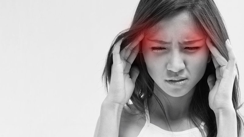 Thiếu máu ở mức độ nặng, người bệnh có thể cảm nhận được những triệu chứng: mệt mỏi, chóng mặt, hoa mắt, nhức đầu