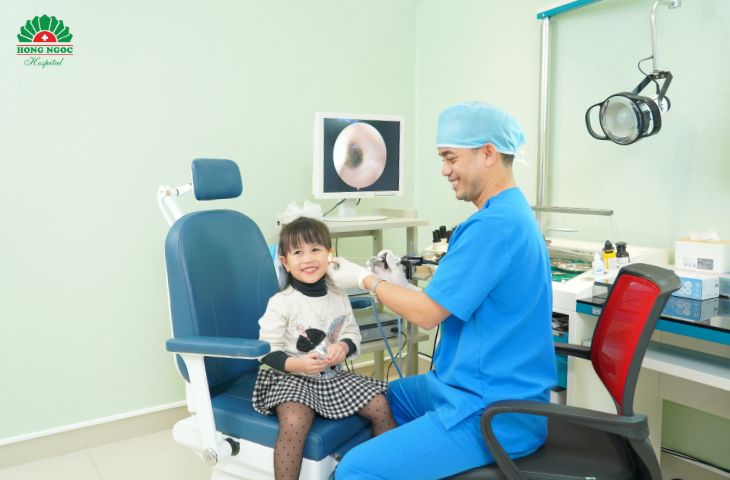 Đưa con đi khám để nhận biết viêm tai giữa ở trẻ em