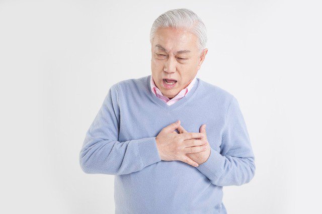 Bệnh nhân cảm nhận rõ ràng các triệu chứng đau ngực, khó thở
