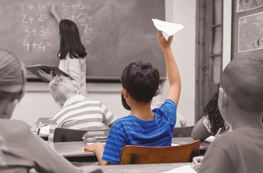 trẻ nghịch ngợm