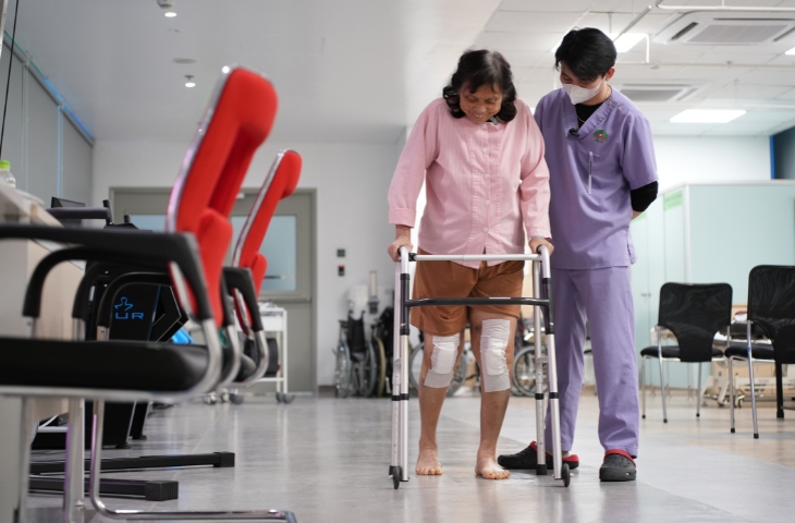thay khớp gối không cắt gân cơ