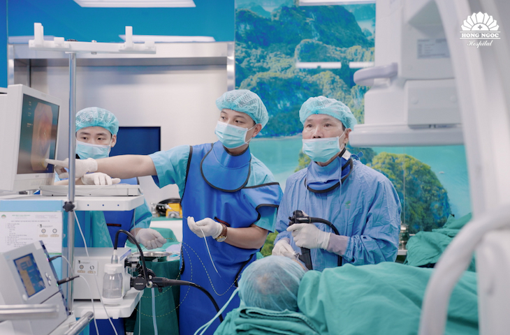 Ekip PGS.TS. Nguyễn Cảnh Bình thực hiện đặt stent qua nội soi mật tụy ngược dòng cho bệnh nhân Đ&nbsp;